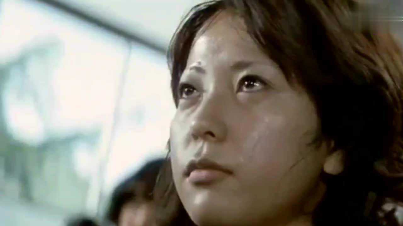 女生被不良少女强行灌水，还不让起身上厕所，就是要让她当众出丑！_腾讯视频
