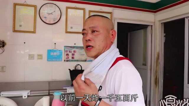 青岛大哥卖脂渣,80斤五花一锅下,一天要做上千斤,日入两万元