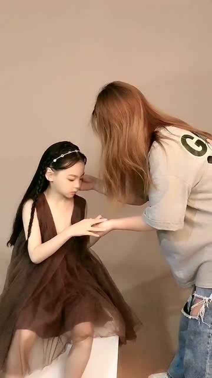 童模焱娃娃颜值太高了再拍写真集的她一点都不输明星的气质