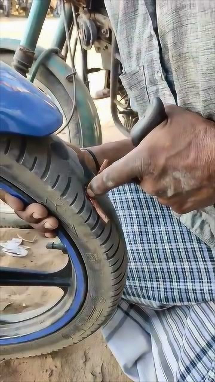 印度修车工补胎方式不一般,竟然用牛筋补真空胎,能补结实吗?