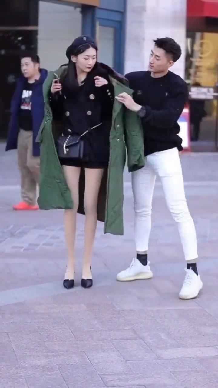 来自女生的双标!男生给美女披衣服,美女把爱不爱体现的淋漓尽致