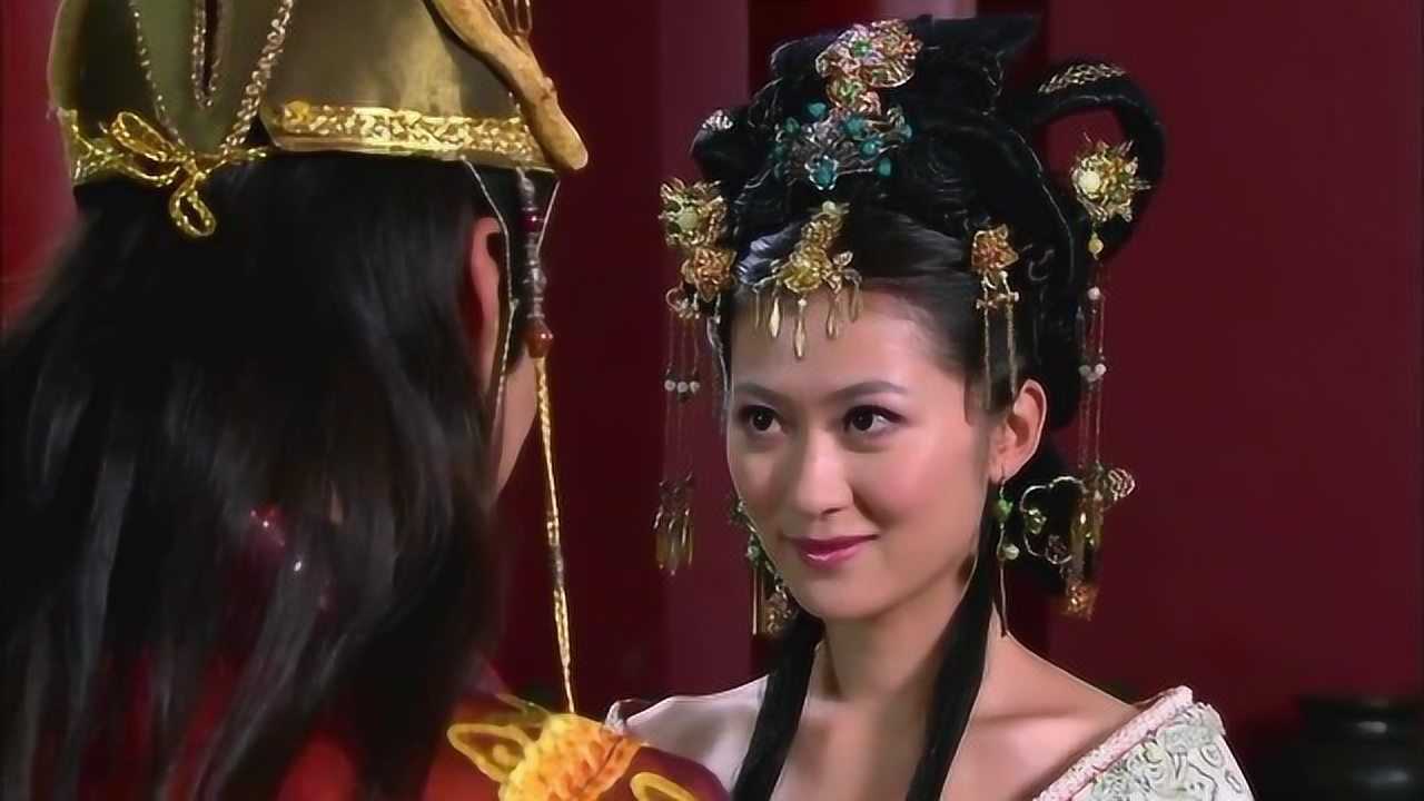 宫女当贵妃第一天就赖床被强拉起来伺候皇上下一秒贼逗