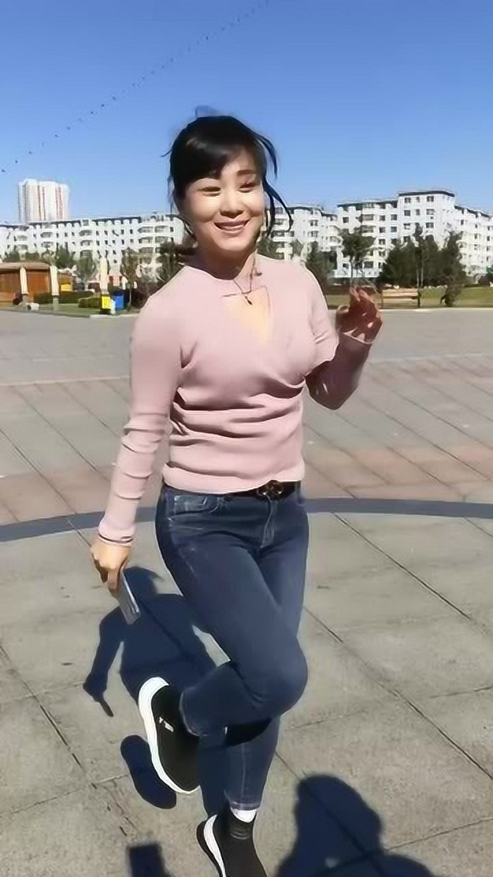 最近这个微胖大姐火了她跳鬼步舞真好看舞姿真迷人