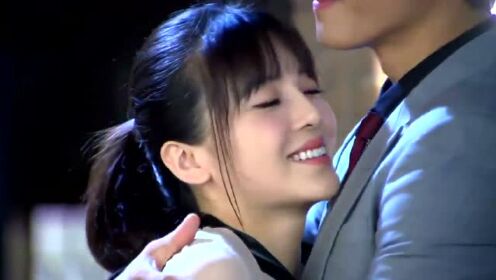 齐霁送安琪媛回家,齐霁撒娇求抱抱,两人甜蜜相拥好甜