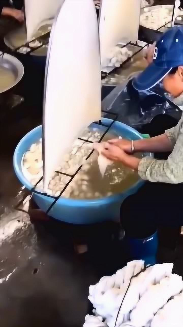 第一次见手工抽丝剥茧,这是做蚕丝被的第一道工序,涨见识了!