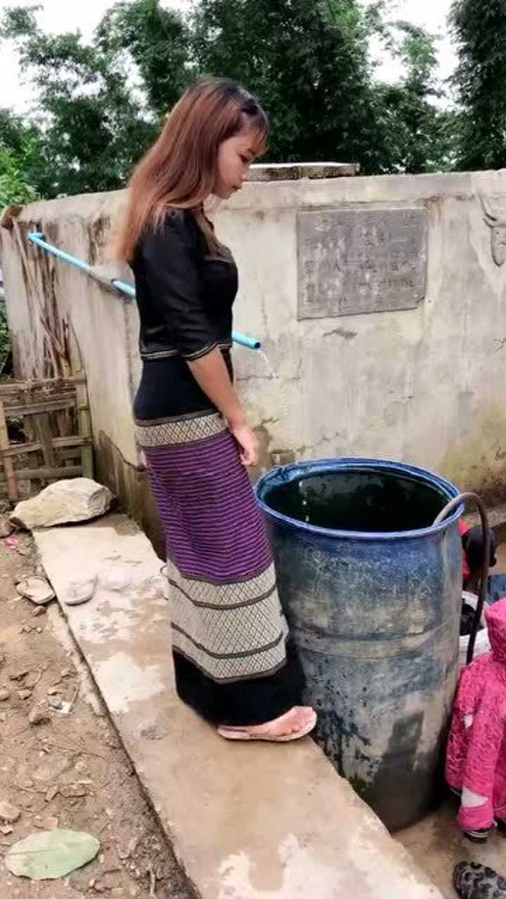 缅甸美女居然在这洗澡眼前这一幕我呆了这也太开放了