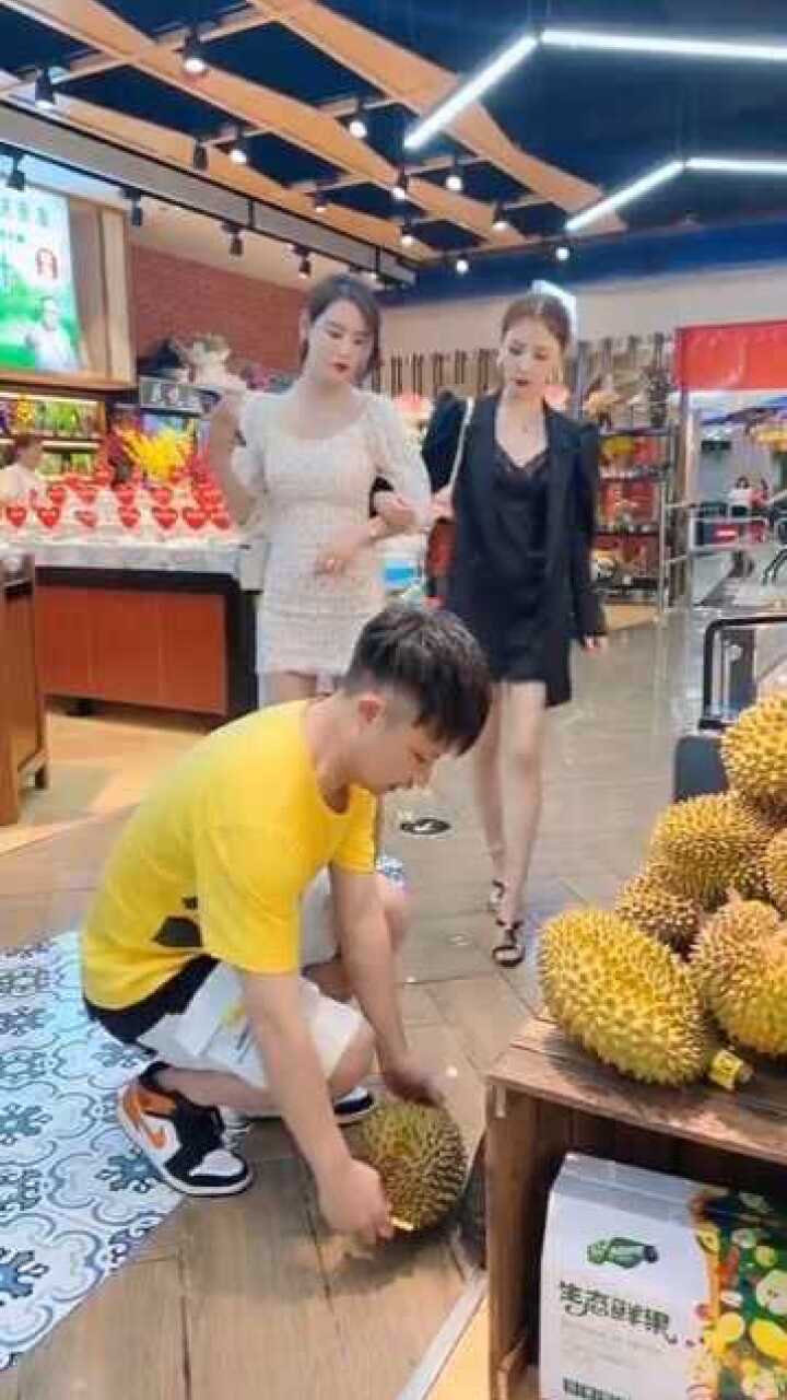 小姐姐似乎体会到了让男友跪榴莲的乐趣