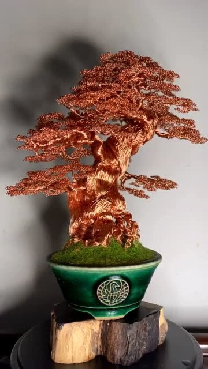 用2000根铜线纯手掐成的古松树