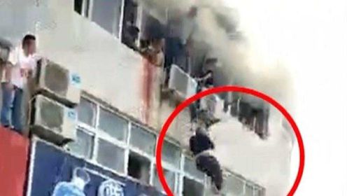 生死大营救！重庆一酒店火灾：人群下饺子般从3楼跳下