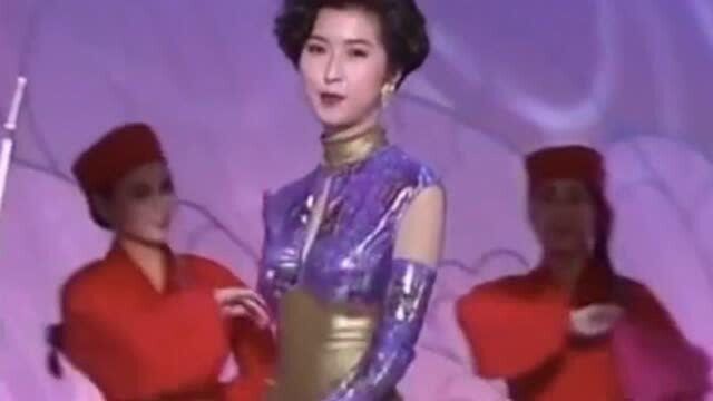 郭蔼明学历最高港姐,1991年硕士身份参选,并获得冠军,袁咏仪为她颁奖