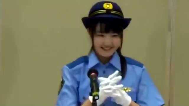 第一次见到穿制服这么甜美的日本女警察