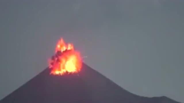 非常难得的!没有火山灰遮挡的火山爆发令人震撼!