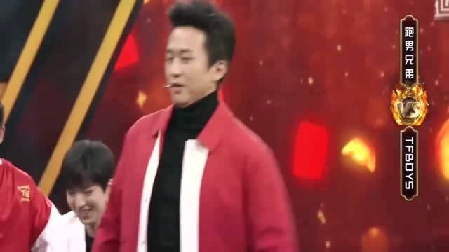 众人表演“一字马”,王源王祖蓝自带音效,这音效也是没谁了!