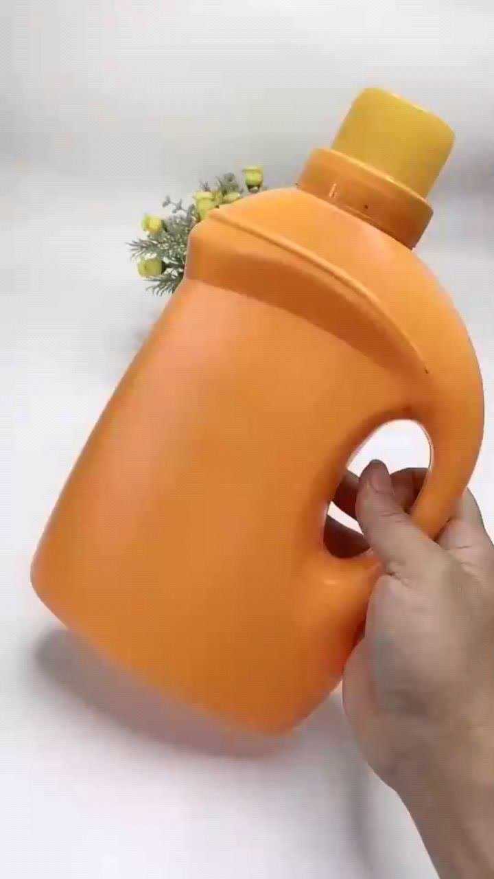 生活小妙招洗衣液瓶子改造的浇水壶