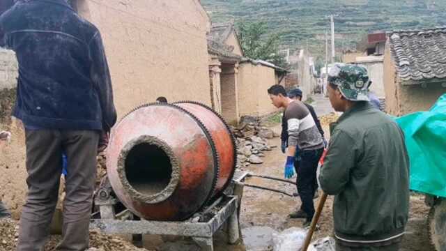 甘肃农村建房打地基,用石头水泥这样砌墙,左邻右舍都来帮忙