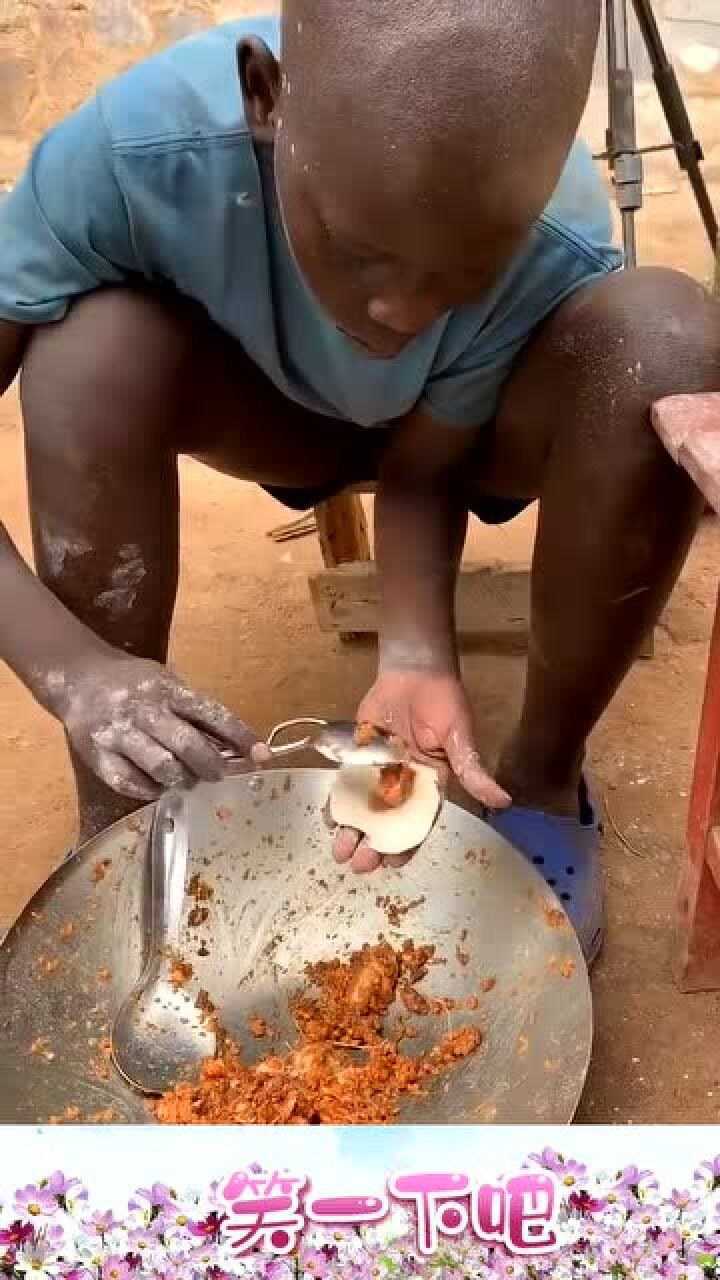 看非洲人包饺子手法千奇百怪真是太独特了