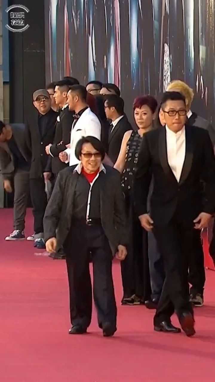 泰迪罗宾外貌缺陷身高只有一米五得他却在香港娱乐圈拥有较高地位曾