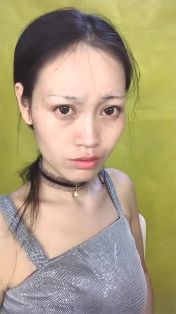 美女回到家要卸妆了卸完妆后变成丑女这简直就是判若两人啊