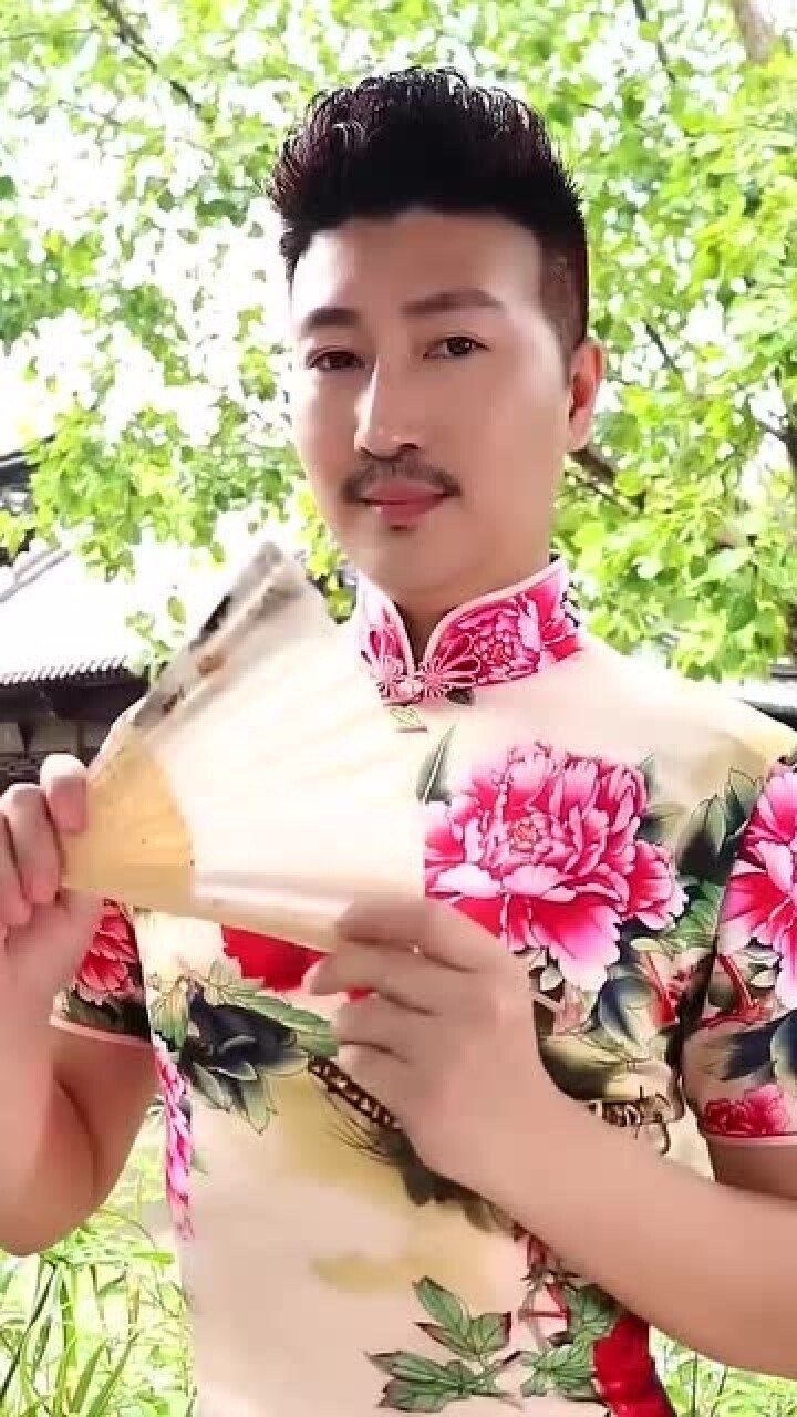 原来只要身材好男人穿旗袍也能这么有韵味