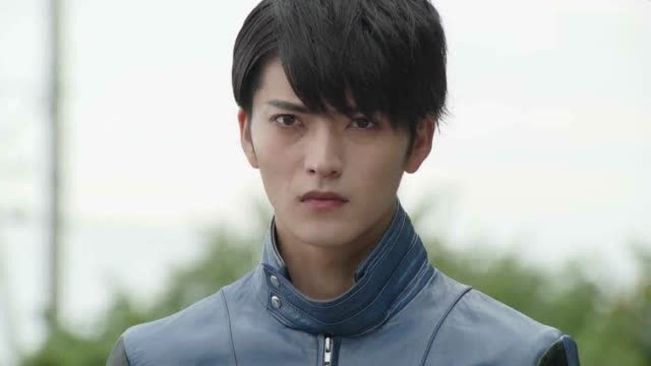 假面骑士ghost难道皮衣男是诚哥皮衣男前来打架