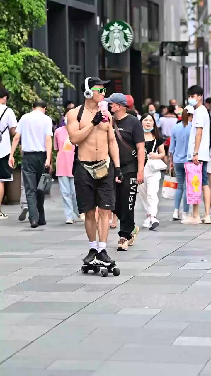 成都太古里街拍你见过这样逛街的帅哥吗是不是有辱斯文了点