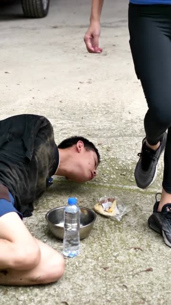 用脚踩面包的人太可恶了,不帮忙还伤害别人!