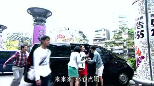 带亲家去台湾有名的西门町逛街,在这条街上林青霞被星探发现