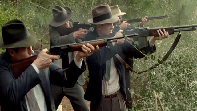 震惊全美的雌雄大盗被100多颗子弹击毙几万美国人为其送葬