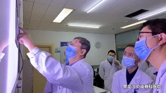 黑龙江平房中德骨科医院王毅教授与科室医生为膝关节置换患者制定治疗方案