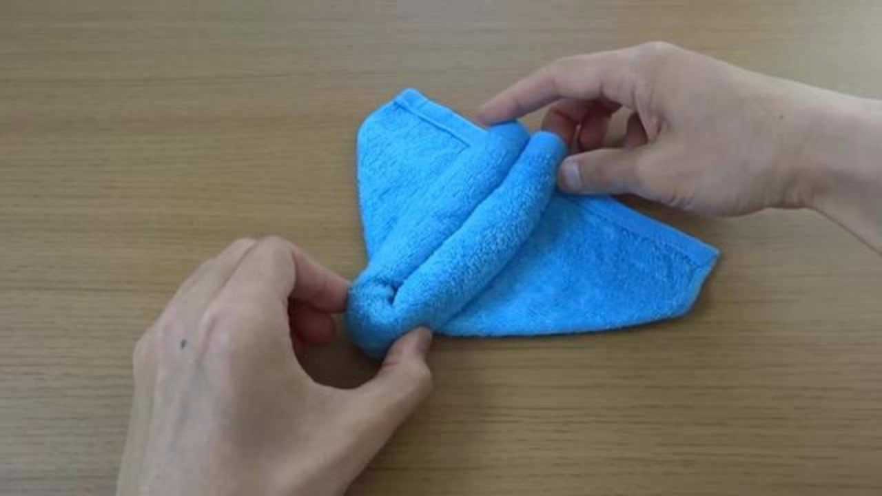 教你用毛巾折出一个飞机模型,手工教程!