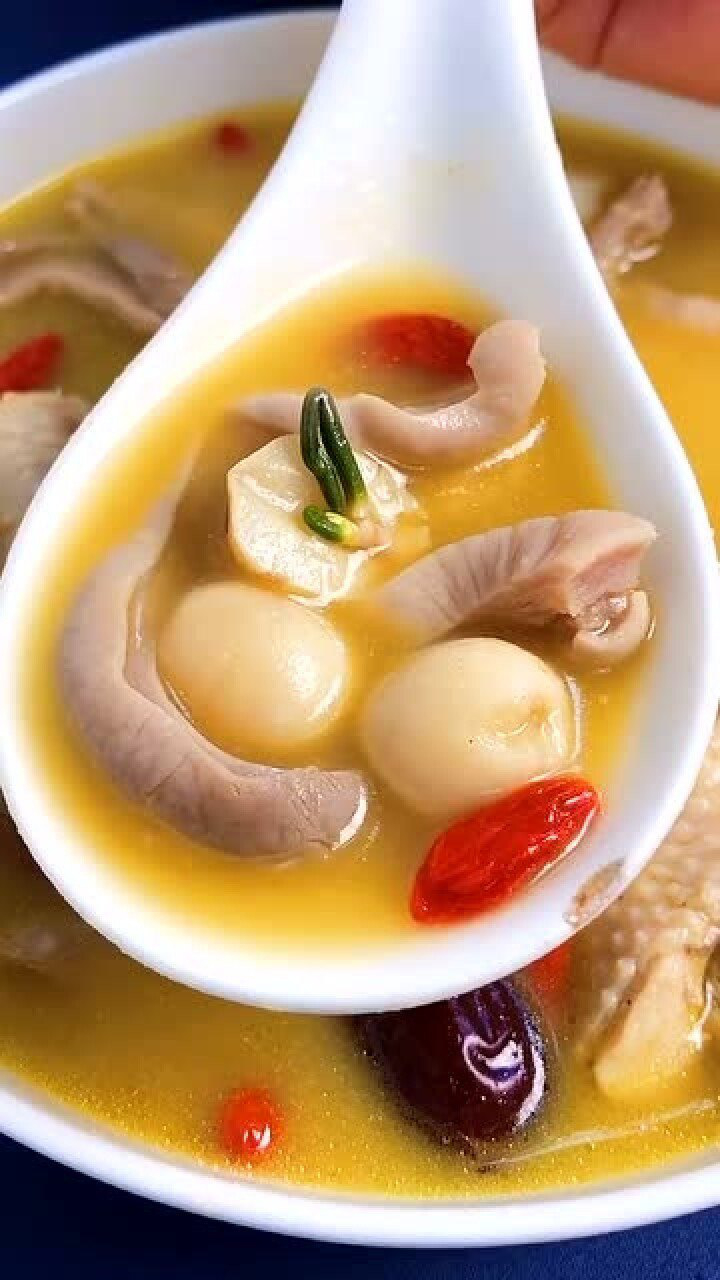 适合秋季喝的金汤莲子猪肚鸡,只有加南瓜汁,才会鲜香清甜!