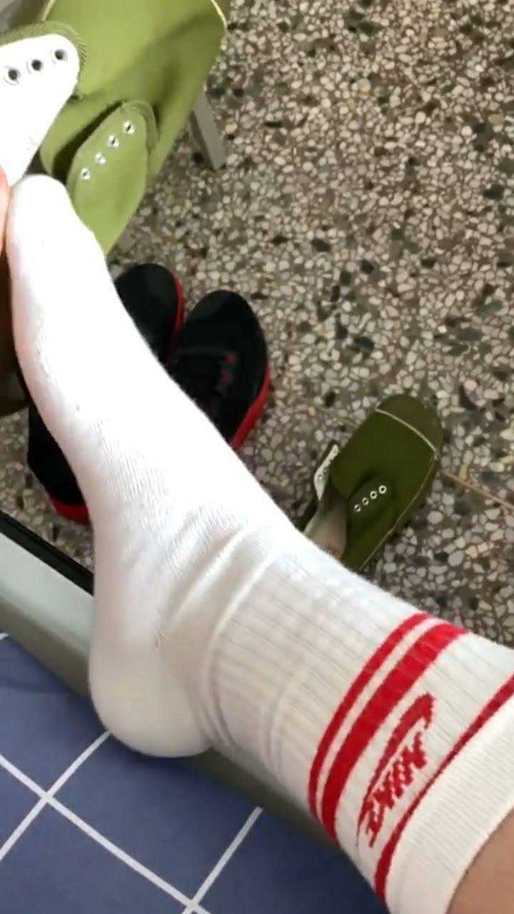 当50码的脚遇见48码的鞋,我整个人穿上后,舍友们都不淡定了