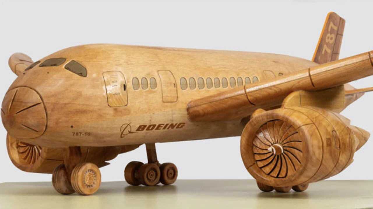 老师傅用木板制作波音787飞机模型动手能力强悍成品很逼真