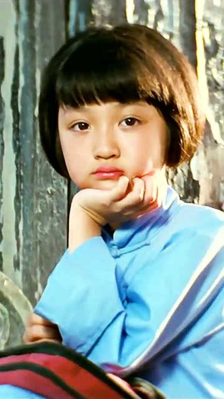 小英子清澈的眼睛里只有童真和善良回不去的童年了