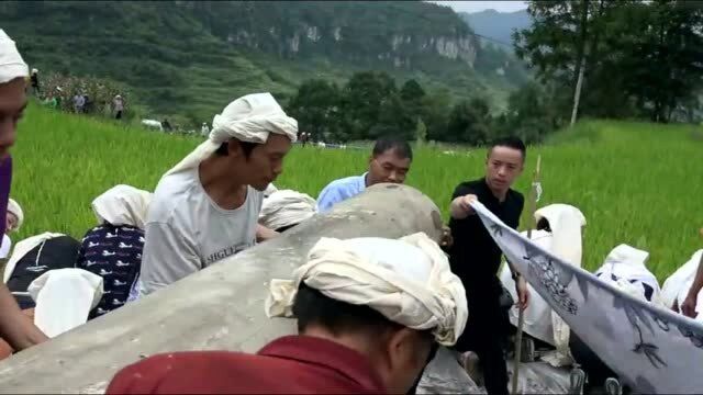 贵州农村出殡风俗,将老人安葬在大山里,这里的风景很美,一片绿色的大地