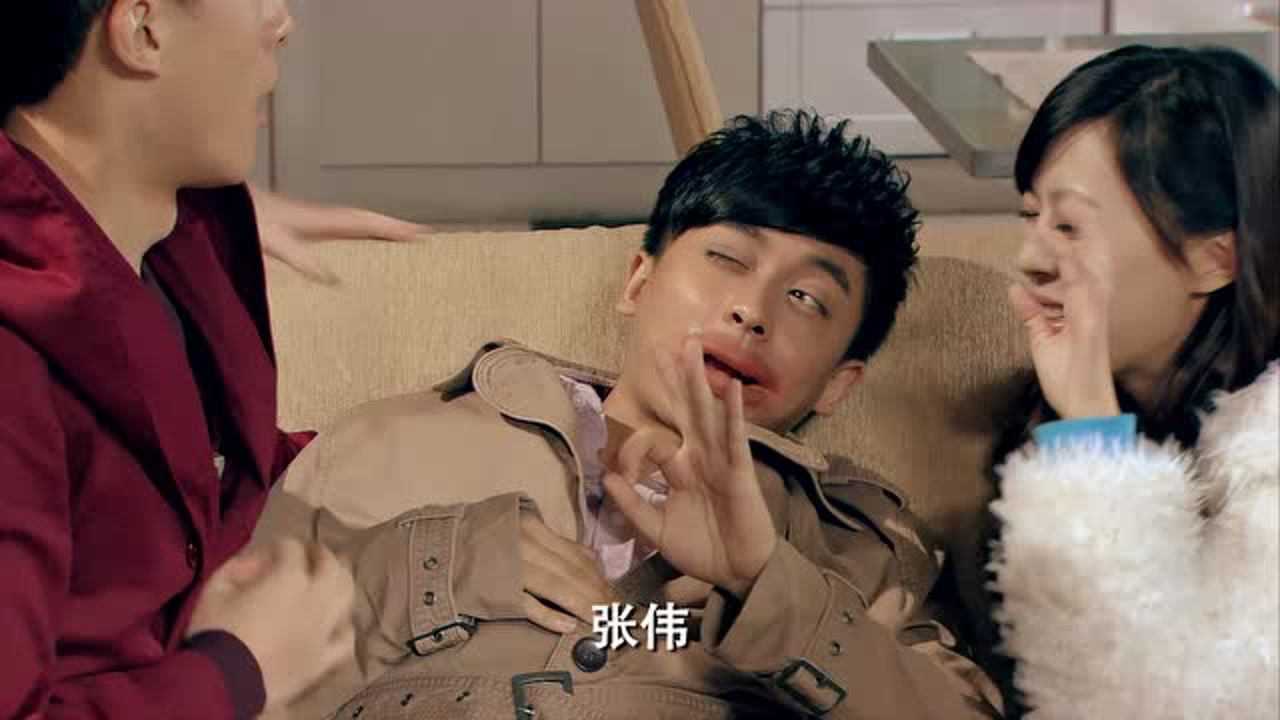 爱情公寓4:张伟吃小龙虾过敏,嘴肿成香肠,太搞笑了
