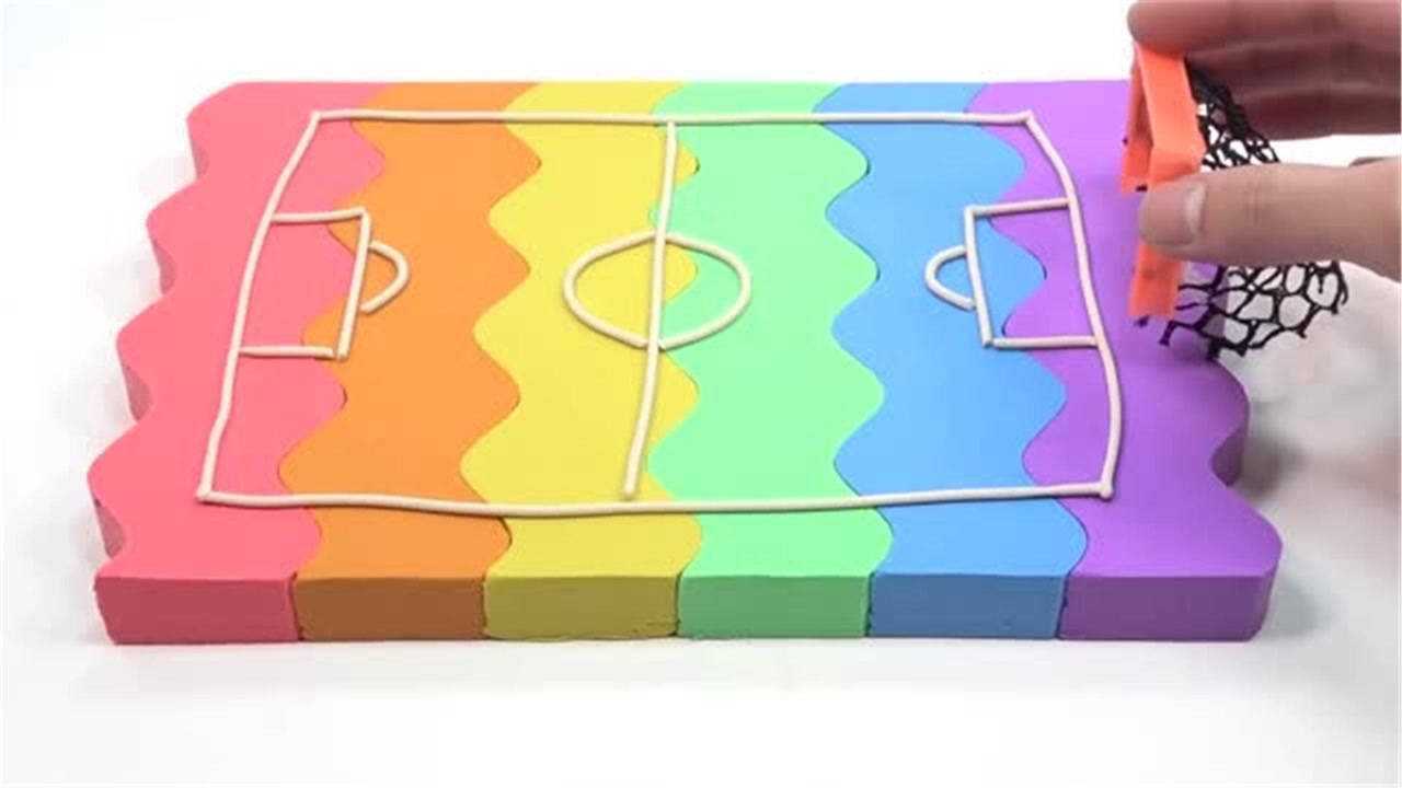 diy手工达人教你用彩色粘土制作漂亮的足球场