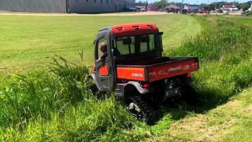 久保田农夫车配置mattracks全地形橡胶履带轮过水沟
