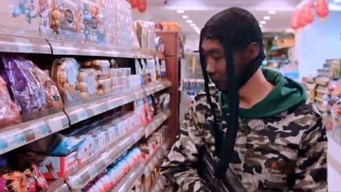 《山炮大明星》：小飞侠超市买泡面，不料碰上劫匪抢劫