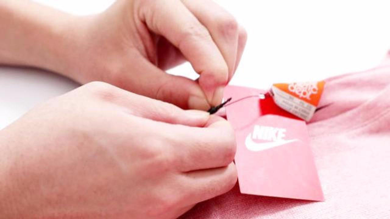 新衣服拆吊牌的完美方法不借助任何工具轻轻松松整个拆下来