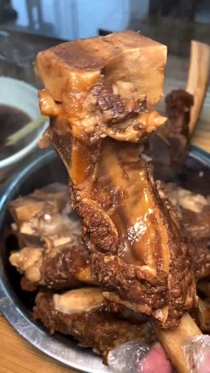 济南一家大锅炖牛骨头的小店,路过必须来一份,软烂鲜香的口感简直绝了