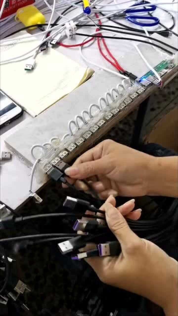 数据线加工厂的流水线每天都要重复做一件事很多人都受不了