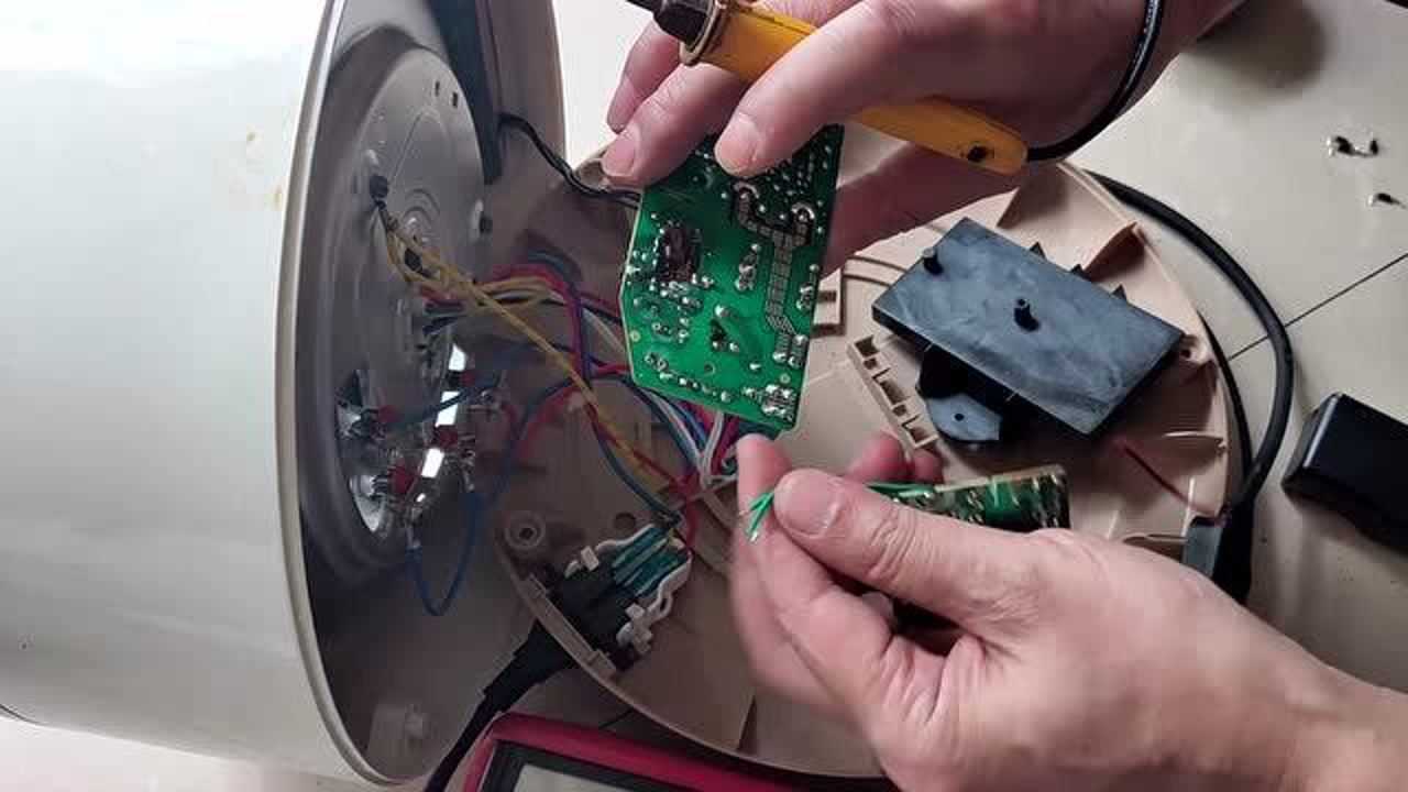 快速方法维修苏泊尔智能电蒸锅插电无显示检查是这部分电路烧毁