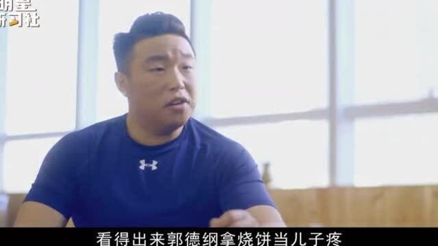 德云社学艺明明不收学费,为何烧饼父母还要卖房供他学艺?