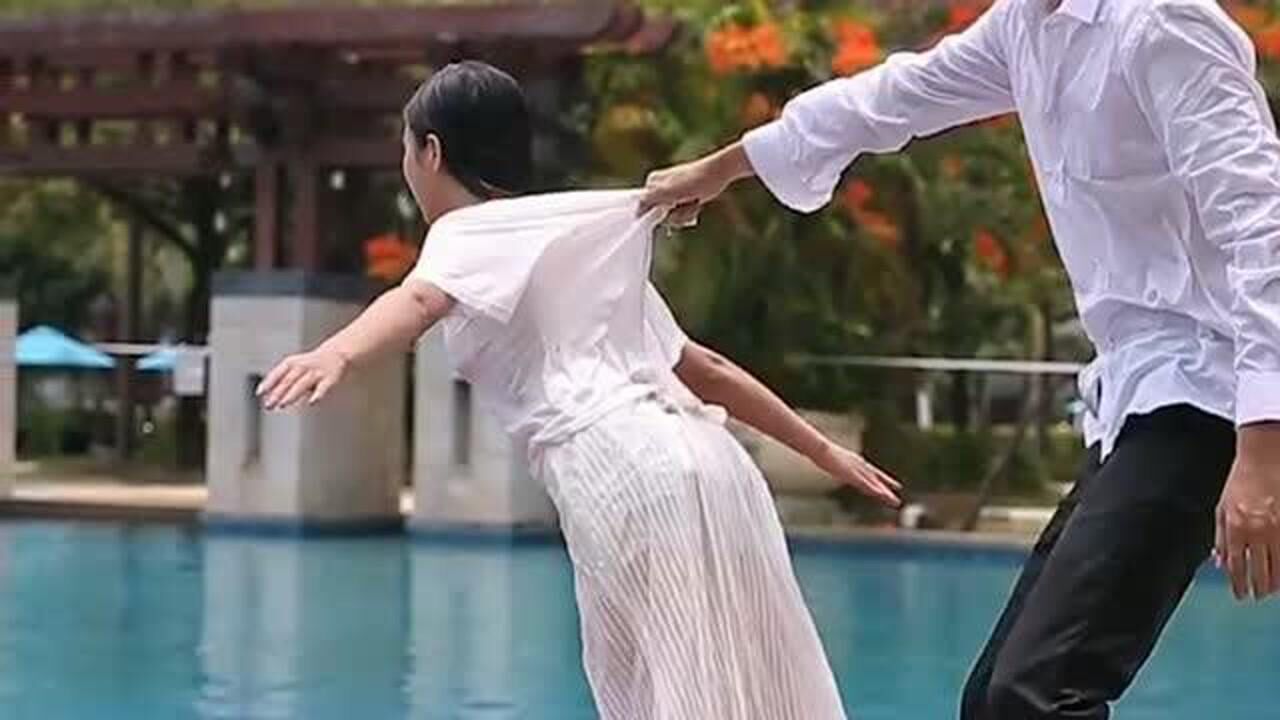 新郎新娘拍结婚照,摆动作时居然把新娘的衣服撕扯了,场面极其尴尬!