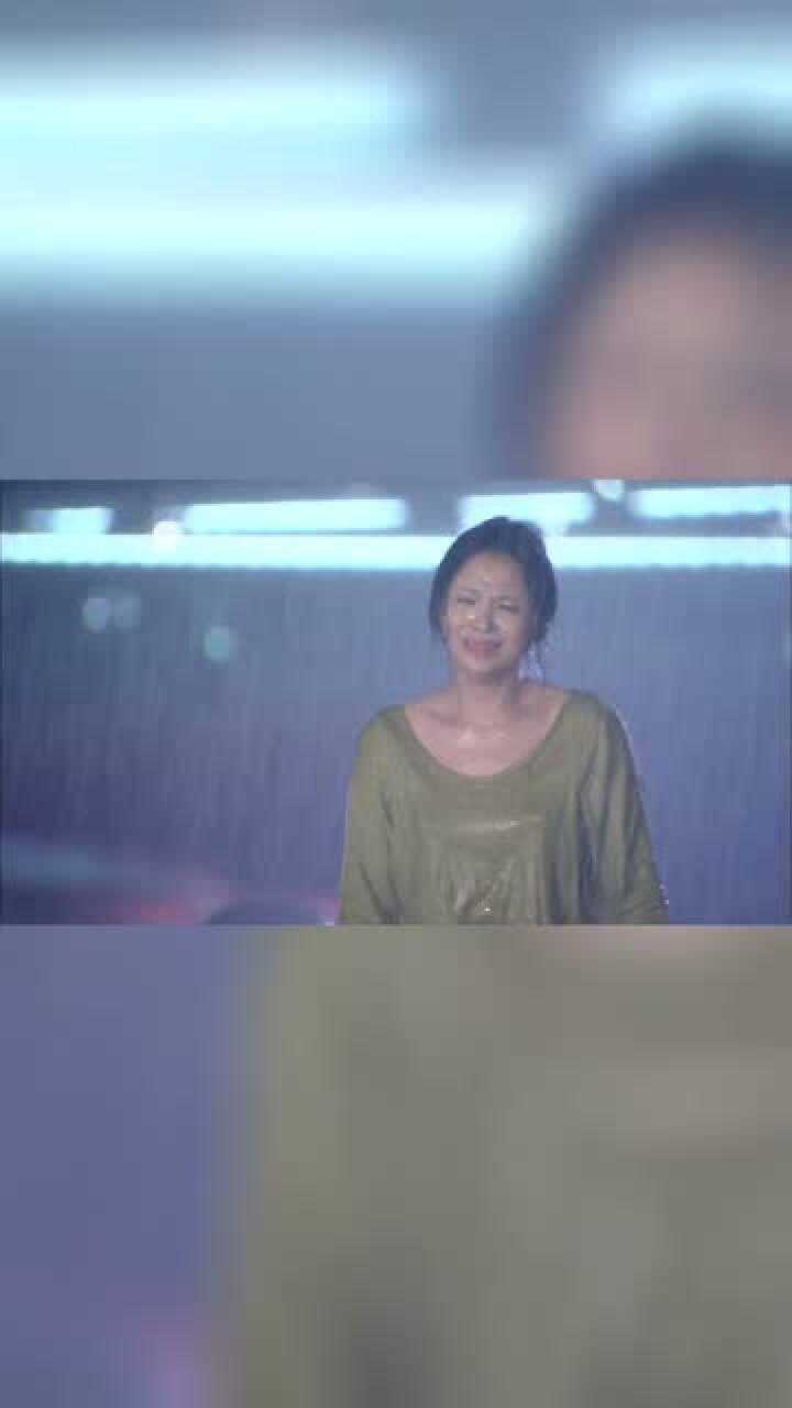 幸福的眼泪妈妈一个人坐在雨中哭泣脸上分不清是雨水还是泪水