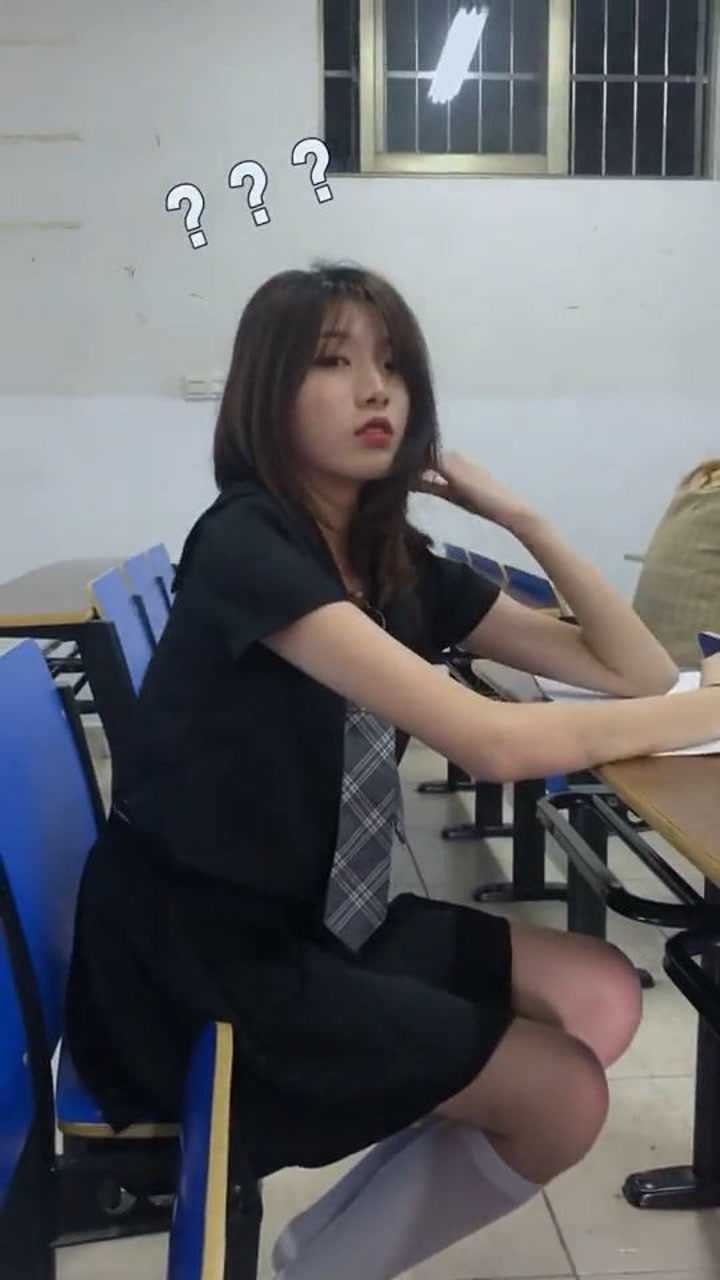 女同学上课脱鞋看我怎么对付她