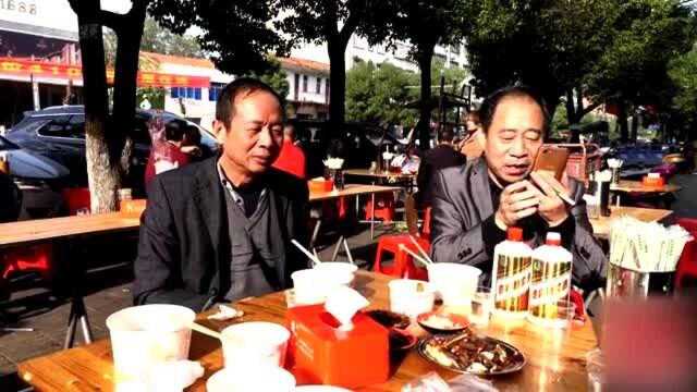 喝茅台,抽中华,退休工资超过5000,孝感老人嗜酒如命,每天都要喝早酒