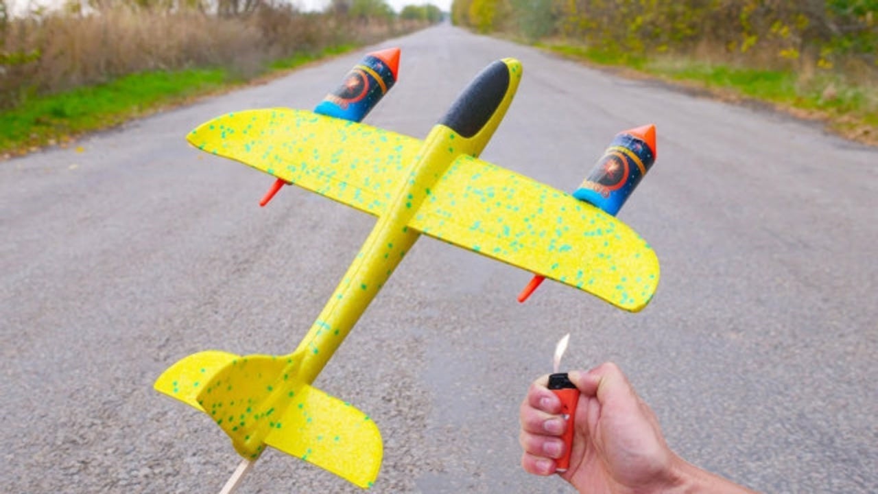 把窜天猴烟花绑在飞机上点燃后能飞起吗结局意外了