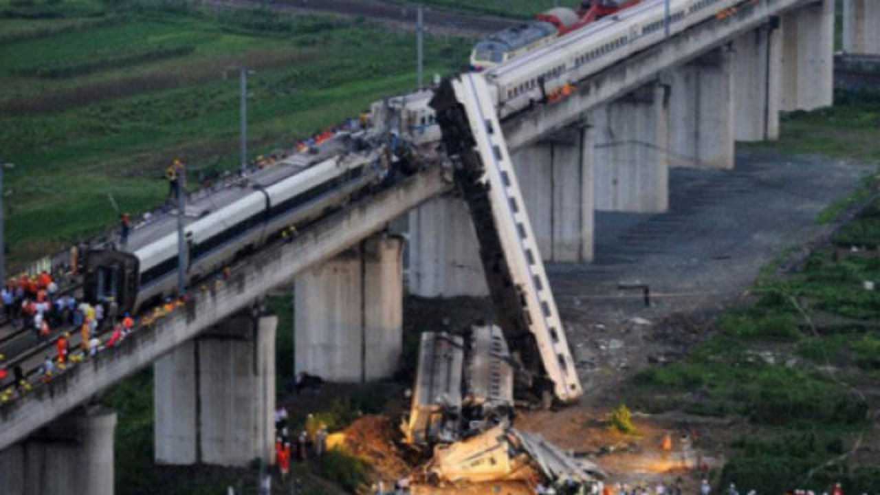 温州动车7.23事故：列车高速追尾，4节车厢脱轨，40人当场遇难_高清